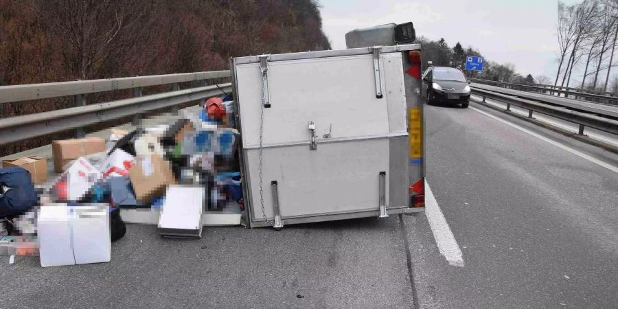 Ein Anhänger eines Personenwagens ist auf der Autobahn in Hägendorf SO umgekippt.