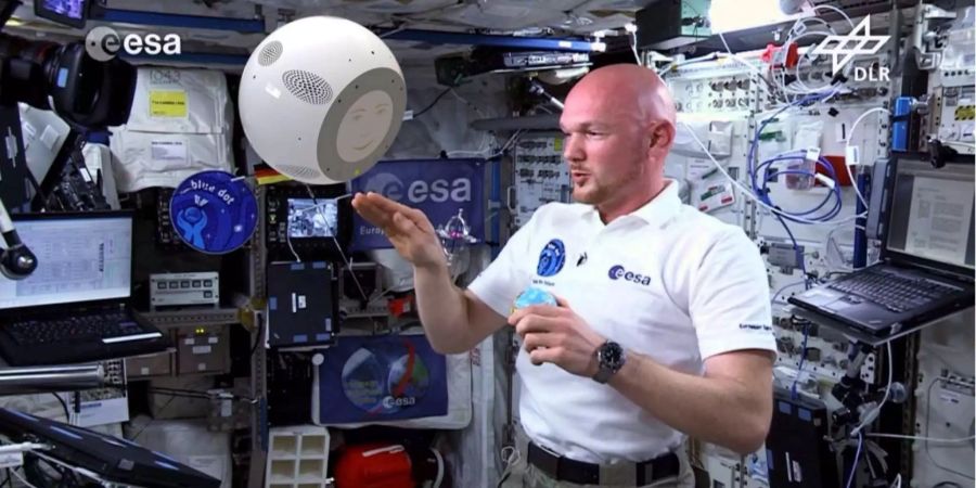 ESA-Astronaut Alexander Gerst spielt mit dem CIMON.