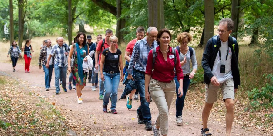 Der Firmengründer des Unternehmens «WanderDate» läuft mit Teilnehmern einer Singlewanderung durch den Landschaftsgarten Rosenhöhe.