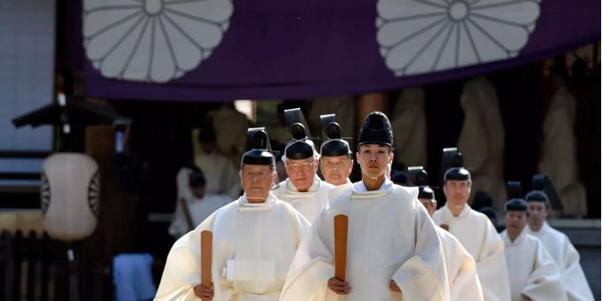 Shinto Priester verlassen ein beendetes Ritual am Yasukuni-Schrein in Tokio. Japan