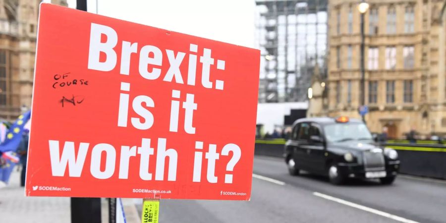 Ein Schild mit der Aufschrift «Brexit: Ist es das wert?» vor dem Parlamentsgebäude in London.