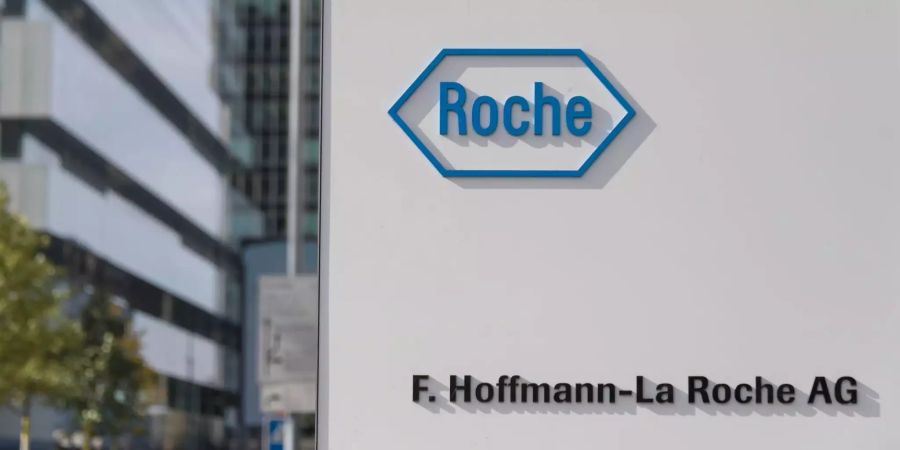 Das Logo der Firma Roche steht am Eingang zum Firmengelände.