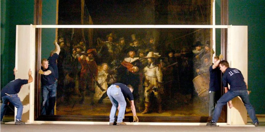 Mitarbeiter des Reichsmuseums bereiten den Umzug des Rembrandt-Werks vor.