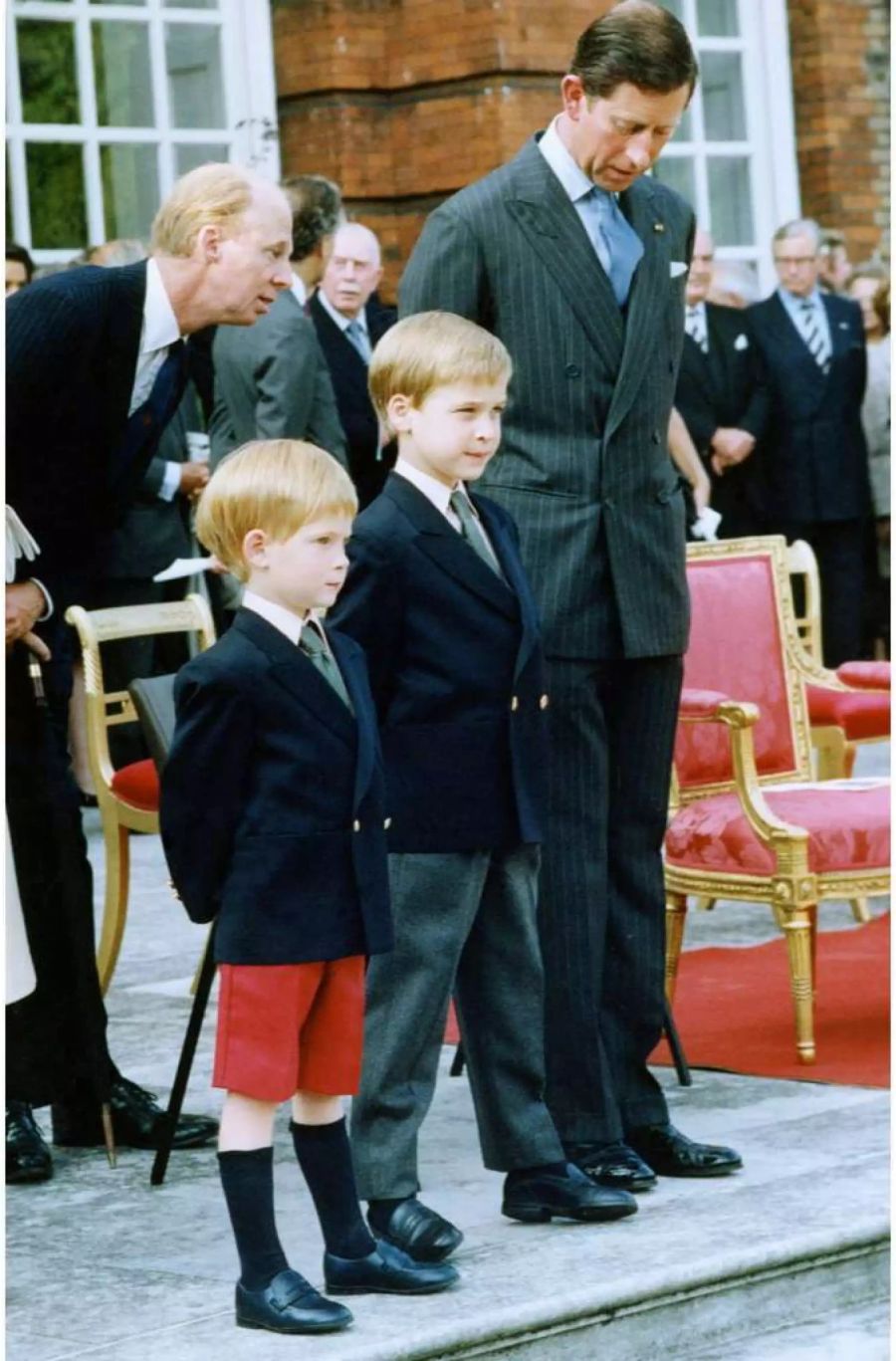 Prinz Harry (von links), Prinz William und Prinz Charles 1989 im Kensington Palast.