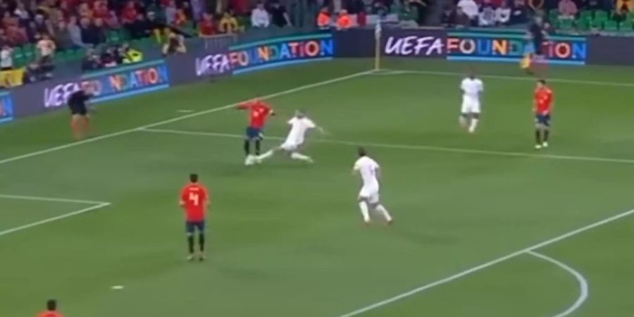 Eric Dier (Bildmitte) setzt zur Grätsche gegen Sergio Ramos an.