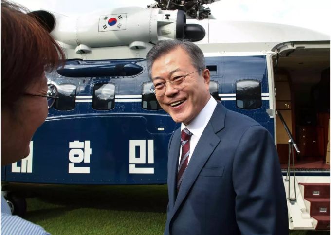 Moon Jae In lächelt, als er das «Blaue Haus» des Präsidenten in Seoul verlässt, um einen Flughafen in Pjöngjang zu besuchen. Moon Jae In lächelt, als er das «Blaue Haus» des Präsidenten in Seoul verlässt, um einen Flughafen in Pjöngjang zu besuchen.