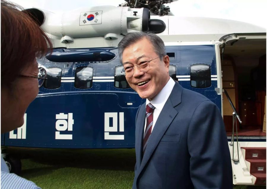 Moon Jae In lächelt, als er das «Blaue Haus» des Präsidenten in Seoul verlässt, um einen Flughafen in Pjöngjang zu besuchen.