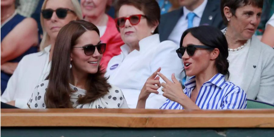 Herzogin Kate und Herzogin Meghan besuchen im Juli 2018 den Frauen-Wimbledon-Final.