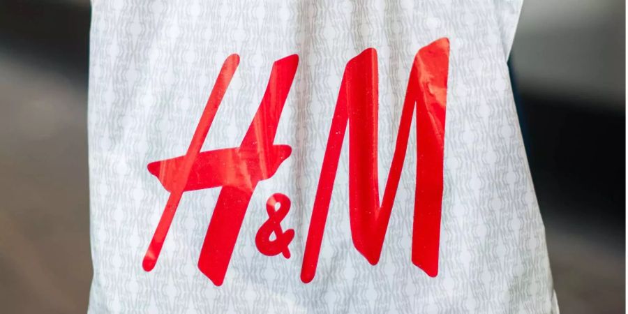 Eine H&M Einkaufstasche mit dem Logo des Konzerns.