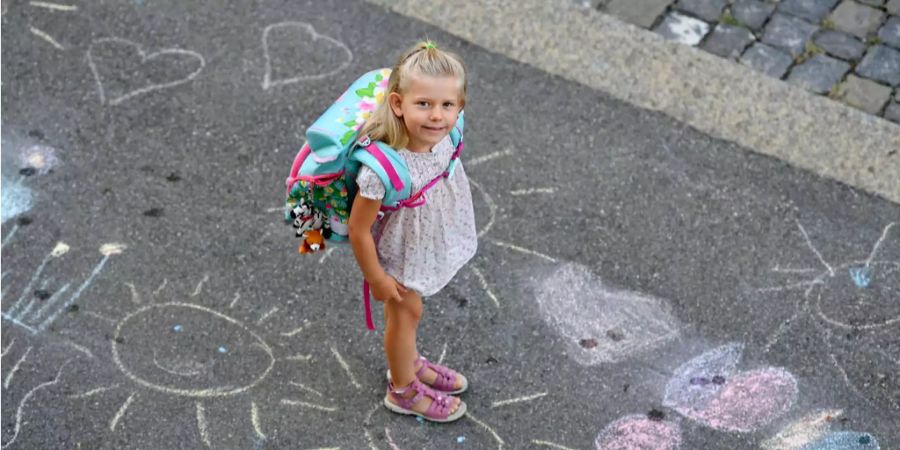 Melina aus Zürich strahlt an ihrem ersten Schultag, am Montag, 20. August 2018, in Zürich.