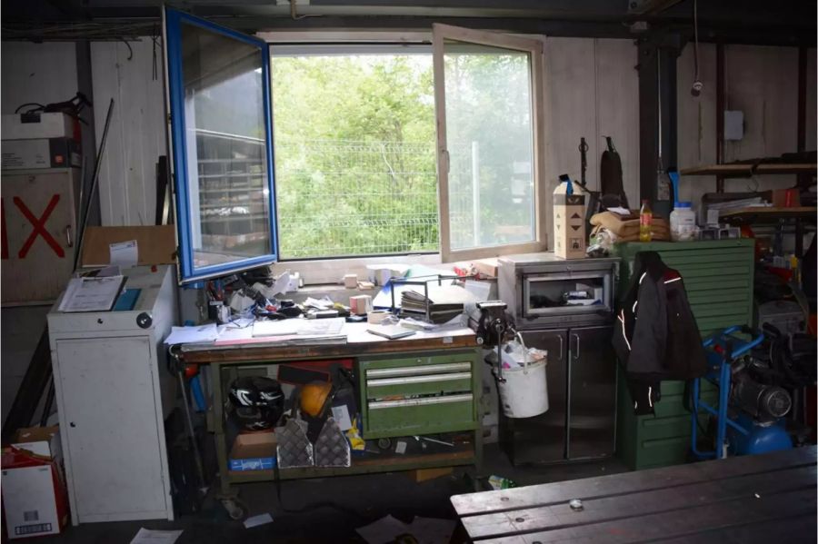 Einbruchsort eines Diebes, offenes Fenster in einer Werkstatt - zvg Kantonspolizei Graubünden