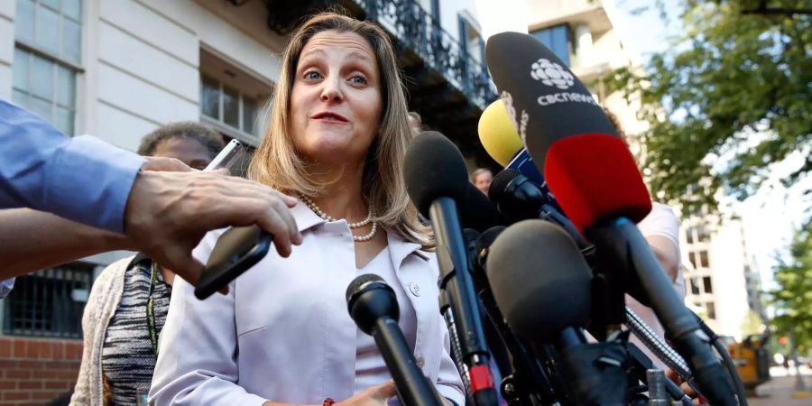 Kanadas Aussenministerin Chrystia Freeland vor den Medien.