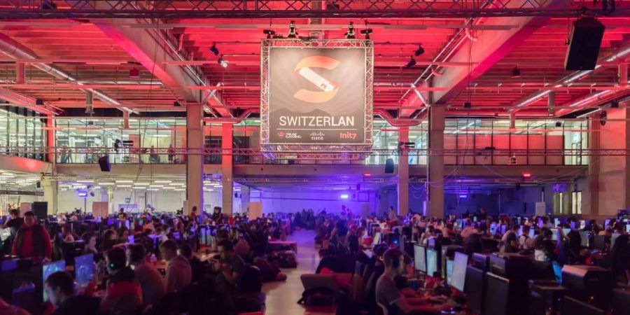 Gamer spielen während der SwitzerLAN.