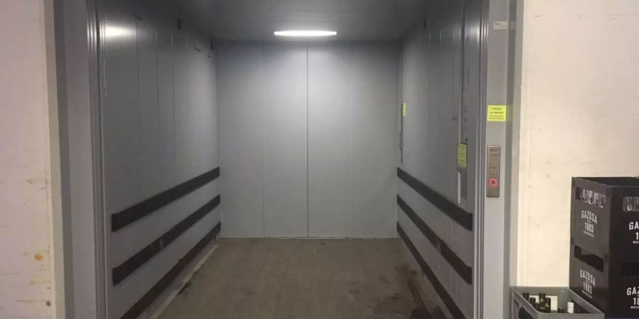 Neu dürfen die Mitarbeiter der Getränkehandelsfirma Bösch AG nur noch die Paletten nach unten schicken. Sie selbst müssen via Treppenhaus hinterherrennen.