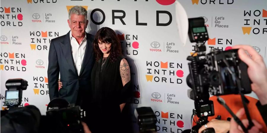 Anthony Bourdain und Asia Argento posieren für die Kameras der Pressefotografen.