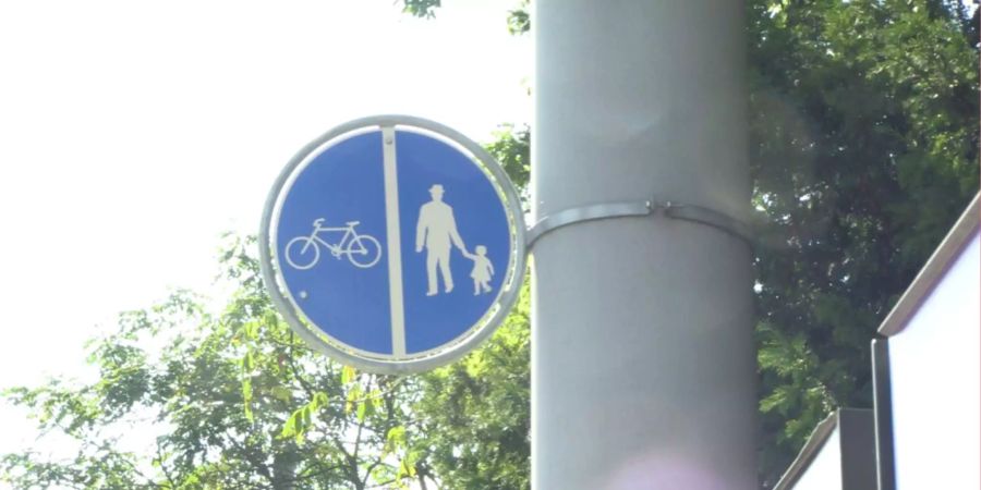 Velo und Fussgängerweg auf dem Trottoir – laut einem Gutachten ist das nicht rechtmässig.