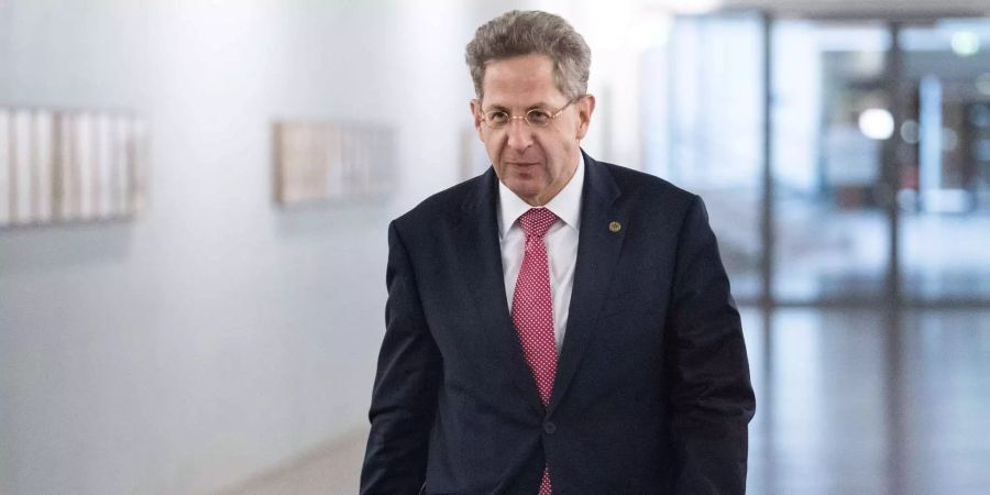 Hans-Georg Maassen, Präsident des Bundesamts für Verfassungsschutz (BfV), kommt aus der Sitzung des Parlamentarischen Kontrollgremiums für die Geheimdienste (PKGr) im Deutschen Bundestag in Berlin.