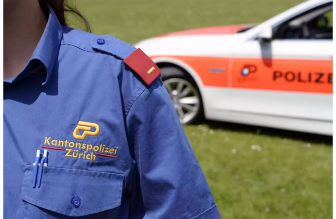 Polizistin und Polizeiwagen der Kantonspolizei Zürich - Keystone Polizistin und Polizeiwagen der Kantonspolizei Zürich - Keystone