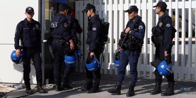 Polizisten am Eingang des Polizeihauptquartiers in Ankara. (Symbolbild) türkei