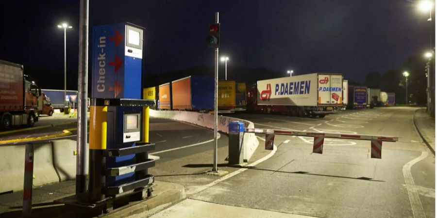 Das Foto vom 23.08.2017 zeigt das Einfahrtsterminal eines intelligenten Parkplatzes am Rasthof Montabaur (Rheinland-Pfalz) an der Autobahn A3.