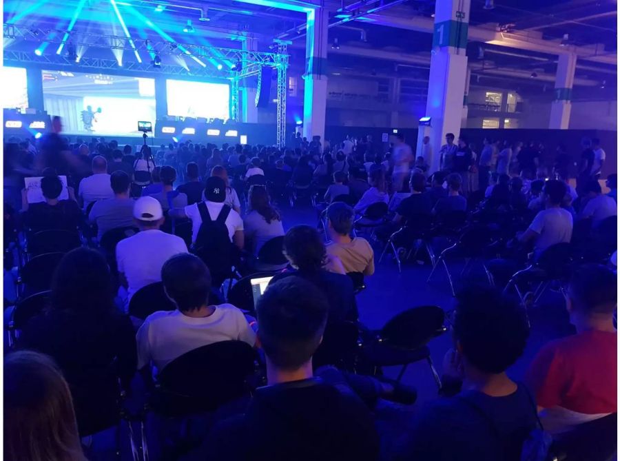 Die zahlreichen Zuschauer des Fortnite Turniers der Zurich Game Show wurden vom blauen Licht beleuchtet.