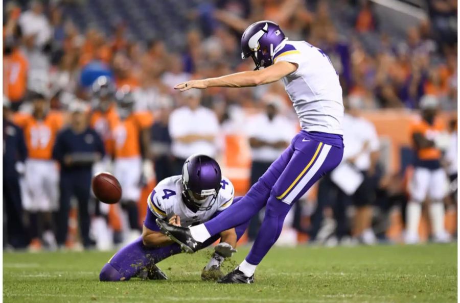 NFL-Chronisten sprechen vom wohl schlimmsten Kicker-Tag in der modernen NFL-Geschichte. Seinen Teil dazu beigetragen hat auch Daniel Carlson. Der 23-jährige Rookie verpasst in der Overtime gleich zweimal die Chance, die Vikings zum Sieg über die Green Bay Packers zu führen.  Weil auch sein Gegenüber Mason Crosby versagt, bleibt es beim 29:29.