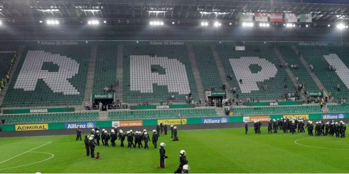 Polizisten markieren Präsenz auf dem Platz im Allianz Stadion. Polizisten markieren Präsenz auf dem Platz im Allianz Stadion.
