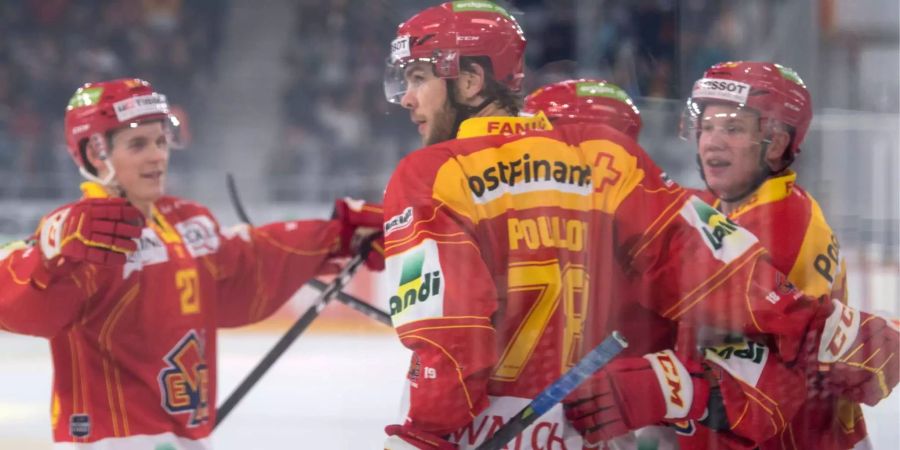 Biels Dominik Egli, Marc-Antoine Pouliot, Toni Rajala, Torschuetze zum 1:0, von links, jubeln über einen Treffer für den EHC Biel.