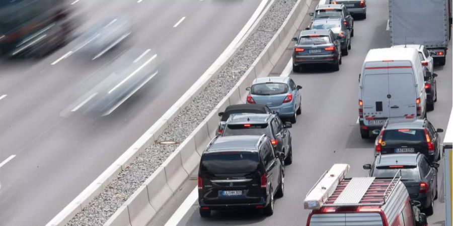 Stau auf einer Autobahn in Deutschland.