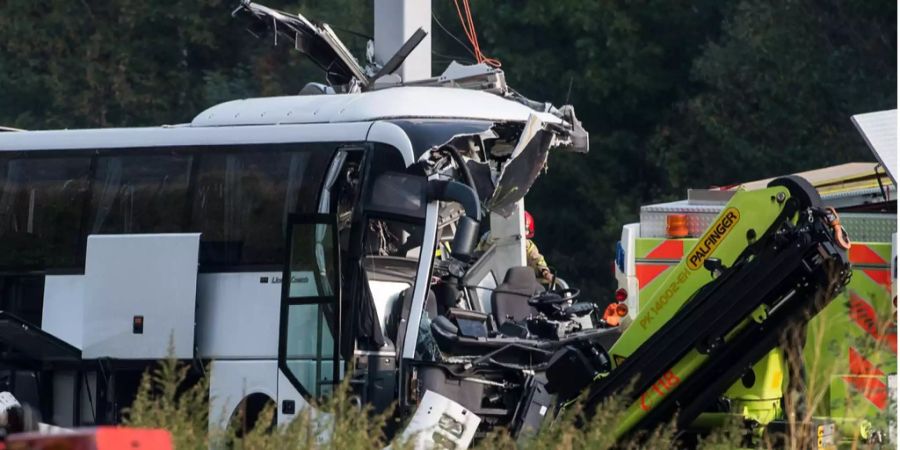 Der verunfallte Reisecar auf der A2 bei Sigrinio im Tessin.