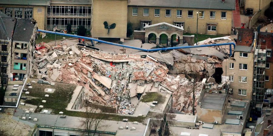 Trümmer liegen 2009 in Köln an der Stelle, an der sich das eingestürzte Historische Stadtarchiv befand.