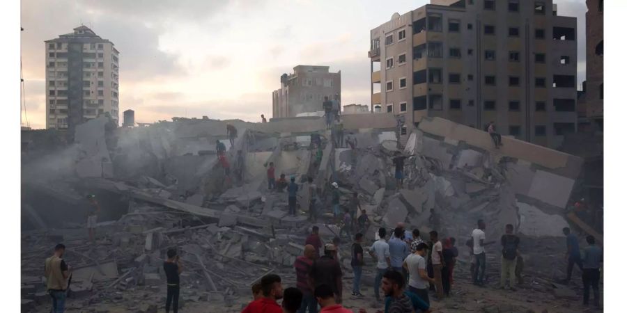 – Palestinians inspect the damaged building of Said al-Mis'hal cultural center after it was hit bombed by an Israeli airstrike in Gaza City, Thursday, Aug. 9, 2018. The Palestinian Health Ministry says several bystanders were wounded in Thursday evening's airstrike in the Shati refugee camp. (AP Photo/Khalil Hamra)