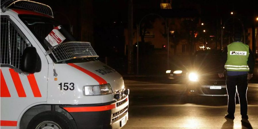 Ein Polizist hält einen Wagen an.