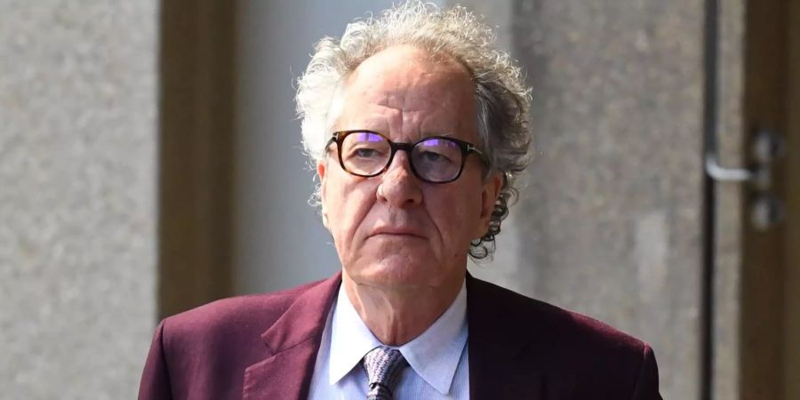 Geoffrey Rush vor einem Gerichtstermin.