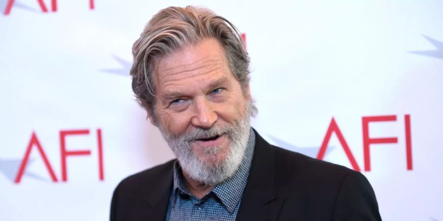 Der US-Schauspieler Jeff Bridges blickt in die Kamera.