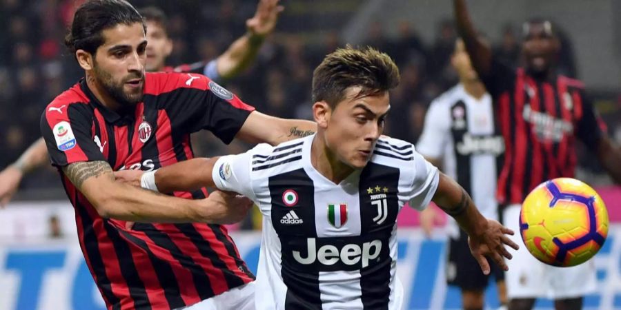 Ricardo Rodriguez (AC Milan) kämpft mit Paulo Dybala (Juventus Turin) um den Ball.