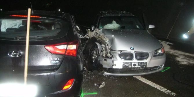Zwei komplett demolierte Autos auf der A2 bei Gurtnellen (UR).