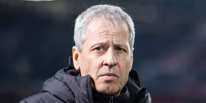 Dortmunds Trainer Lucien Favre steht vor Spielbeginn am Spielfeldrand