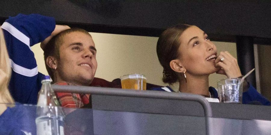 Justin Bieber und Hailey Baldwin bei einem NHL Hockey Spiel.