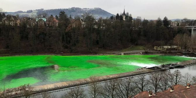 Die Aare hat giftgrünes Wasser.