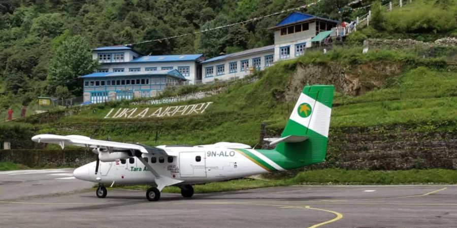 Ein Passagierflugzeug der Yeti Airlines steht auf einer auf dem nepalesischen Flughafen Lukla.