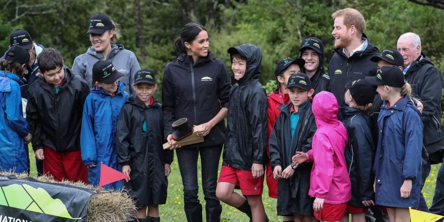 Die britischen Royals, Prinz Harry und Meghan, machen in Neuseeland an einem Gummistiefel-Werfen-Wettbewerb mit.