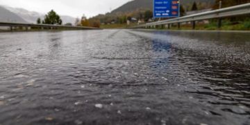 Eine Schweizer Strasse steht unter Wasser.