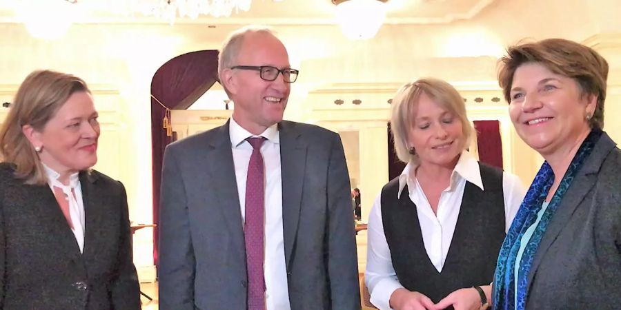 CVP-Bundesratsanwärter Heidi Z'graggen, Peter Hegglin, Elisabeth Schneider-Schneiter und Viola Amherd beim Smalltalk vor der ersten Bundesratskandidaten-Debatte.