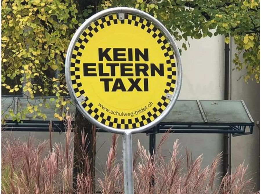 Das Schild «Kein Elterntaxi» auf dem Gelände der Primarschule Steig (SH).