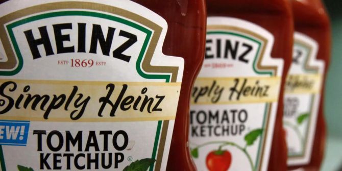 Ketchup von Heinz steht in einem Regal.