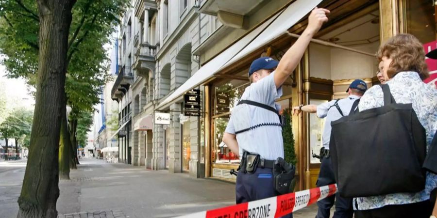 Polizeiliche Absperrung nach einer Bombendrohung gegen das Coop-Warenhaus St. Annahof an der Bahnhofstrasse, am Dienstag, 22. Mai 2007 in Zürich.