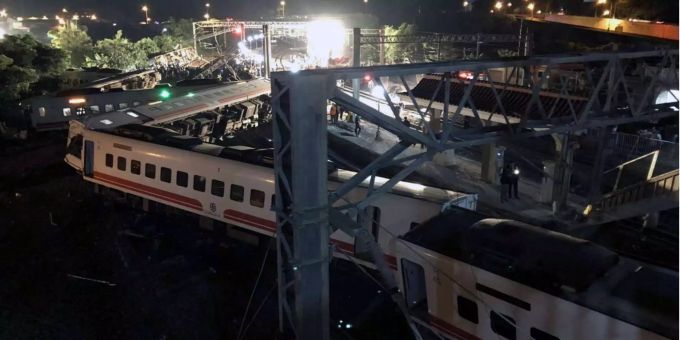 Das Bild zeigt einen Überblick über den Ort der Zugentgleisung in Taiwan. Das Bild zeigt einen Überblick über den Ort der Zugentgleisung in Taiwan.