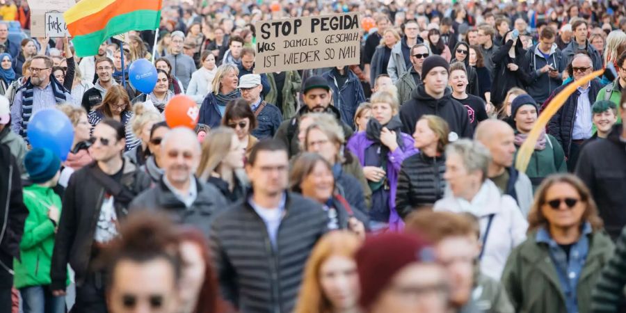 Teilnehmer der Demonstration «Herz statt Hetze» ziehen durch die Dresdner Innenstadt, um zum vierten Jahrestag der Pegida-Bewegung für Weltoffenheit einzutreten.