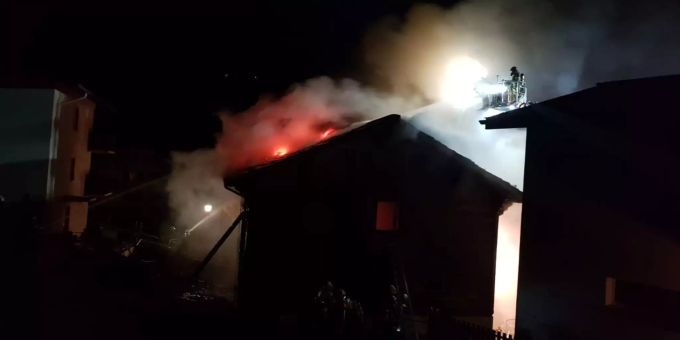 Ein Haus in Visperterminen VS steht in Flammen. Ein Haus in Visperterminen VS steht in Flammen.